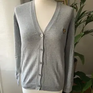 Lyle&Scott cardigan i grått super fin skick 