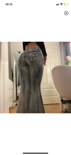 Lågmidjade jeans  - Väldigt mjuka i materialet och otroligt sköna. Sitter perfekt på mig som är 166 cm. Köpta här på Plick så inte mina bilder ❤️