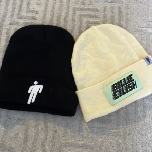 Mössor!! - Två otroligt sköna och mjuka mössor med Billie Eilish motiv💚 Köp en för 40 eller båda två för 70 :) Ingen av dem säljs på marknaden längre! Väldigt stretchiga som passar de flesta
