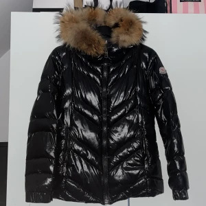 Moncler maya (med päls) - Säljer min moncler maya i en gamal modell som jag ärvt. Använd en hel vinter förra året, har små skador vid fickorna som inte alls är synliga (bilder kan skickas privat) är i storlek S men passar som M också, nypris 12 285kr säljer för 2 500kr
