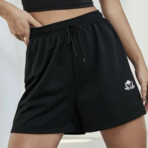 Sport Shorts med tryck - • Använd 1 gång • Storlek XL men kändes typ som en M/L ( se mått nedan) • Dragsko för justering • Palmträd tryck på sidan.    Produktmått:  Midja: 80 - 112  Längd: 41  Höft: 121 