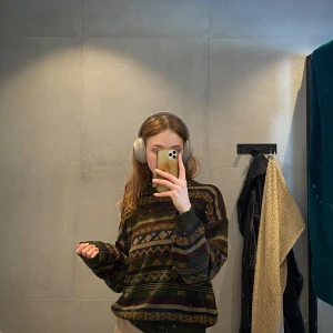 Stickad tröja - Jättefin stickad tröja från ett märke som heter woodland, köpt second hand men inte kommit till användning, bra skick!