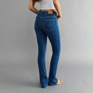 🫶🏻Bootcut jeans🫶🏻 - Säljer dessa snygga jeansen eftersom jag inte har någon användning för de längre. Använd fåtal gånger men det är en vit liten färgfläck på ena bakfickan. Skriv om ni vill ha flera bilder eller vid minsta intresse❤️ Nypris = 499 kr