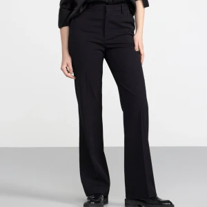 Lågmijade kostym byxor - Lågmidjade kostym byxor från Lindex i modellen Fiona. Jag säljer för 200kr inklusive frakt då nypris ligger på 600kr 