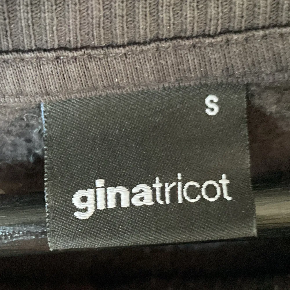 En grå sweatshirt från Gina tricot i storlek S . Toppar.