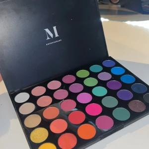 Morphe eyeshadow palette  - Säljer en jättefin artistry palette från morphe (orginal) i nyskick lite använt  Som ni ser i bilderna så har den 35 färger som man kan göra unika eyeshadow looks med.  Man kan använda den både till artificiella looks men även till vardagliga. Nypris 450 