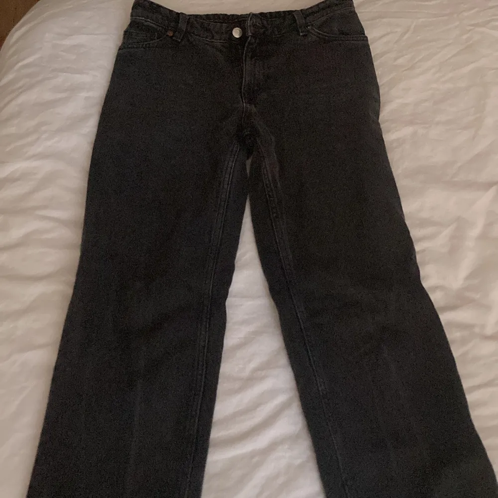 Ett par jättefina svarta straight jeans från Monki i storlek 26💕 Original pris 500, pris kan diskuteras💕. Jeans & Byxor.