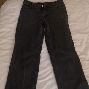 Ett par jättefina svarta baggy jeans från Monki i storlek 26💕 Original pris 500, pris kan diskuteras💕
