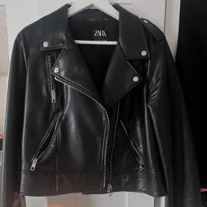Skinnjacka  - Säljer min skinnjacka från zara inköpt i våras💕 så fin och snygg jacka perfekt till våren, den är i bra skick! Det är storlek xl men passar även mindre storlekar om man vill ha den oversized💕 köpte den för 600kr men säljer för 320kr + frakt