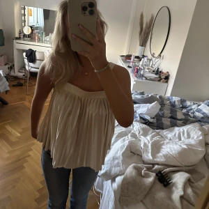 Vit topp - Topp/linne från hm! I superfint skick💕💕 