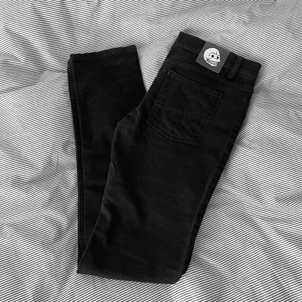 Snygga, svarta, lågmidjade jeans med tuffa detaljer. Jeans & Byxor.