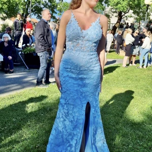 Balklänning  - Säljer min balklänning i stl 8 som är som en 34/36 Nypris 2700kr Mitt pris 2000kr  Kan säljas  billigare vid snabb affär Finns centralt i Hudiksvall  