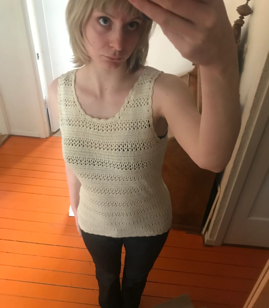 vitt linne med stickat mönster 