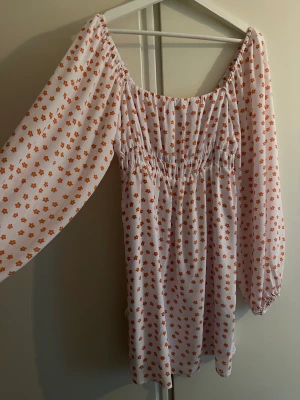Söt vit sommarklänning  - En vit söt sommarklänning med röda små blommor från nakd. I storlek 34 och i princip aldrig använd då den var för stor vid brösten för mig. Inköpt sommaren 2021.