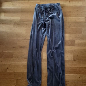 Mjukisbyxor i velour - Supersköna mjukisbyxor i velour. Grå