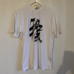Vetements White Chinese Zodiac Tee (Monkey) - Vetements White Chinese Zodiac Tee (Monkey)  Ny med prislappen kvar   Säljer för original pris vilket var 170£