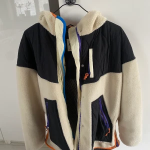 Vår jacka  - En jätte fin vår jacka från Zara.Nöstan aldrig använd och är i bra sick. Den passar bra till våren. Kan sicka mer bilder privat. 