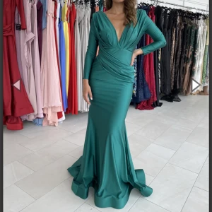 Grön festklänning  - Säljer min fina festklänning som jag använt några timmar. Väldigt bra skicka - nyskick Strl L men stretchig så passar en som har strl M också vilket jag normalt vis har. 