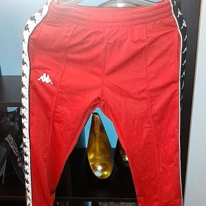 Kappa byxor - Röda kappa byxor med knappar på sidorna Perfekt skick