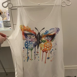 Linne med tryck  - Ett vitt linne med coolt färgglatt tryck i strl M. 30kr+frakt