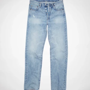 Acne Studios - REGULAR FIT JEANS -1996 - Inköpta 2020 från Acnes hemsida, nypris 3200 kr. Kvitto finns.  Lite slitage längst ner, därav priset.  Fler bilder kan ses här: https://www.acnestudios.com/se/en/acne-studios-1996-light-blue-vintage/B00295-228D29.html?gclid=Cj0K