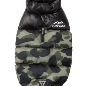 Hundjacka - En superfin och cool jacka från FuzzYard säljes 🐶  Den är helt ny och oanvänd, endast provad men var lite för stor för min chihuahua. Dragkedja på ryggen för sele/halsband, kardborreknäppning på magen.  Nypris 319 kr Mitt pris 200 kr