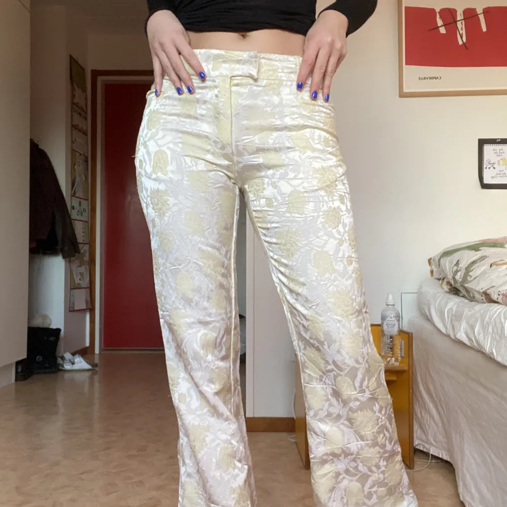 Ljusgula/gulvita byxor från lokalt märke i Barcelona. Byxorna är slitna vid beslut och lite allmänt över tyget men märks ej i helheten. Även insydda på ett sätt som går att sprätta upp, de kan alltså bli större i midjan om man vill. Jag är 173cm, bär S-M. Jeans & Byxor.