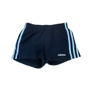 Adidas shorts - KORT BUDGIVNING TILL ONSDAG. Adidas shorts. Hemmashorts eller träning. Sitter som en lite mindre S. Tighta. Möts upp och fraktar 45 kr💙