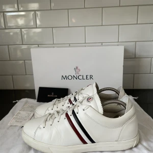 Moncler skor - Moncler skor Storlek: 41 Skick: 7/10 (med allt og) Färg: vit Vårt pris: 2000kr Retail: 4525kr