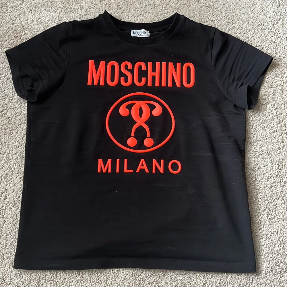 T-shirt från moschino teen.  Passar bra på strl S. . T-shirts.