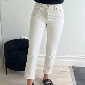 Levis jeans som är i storlek 25/28 som motsvarar xs/s. Dom är använda en gång💕