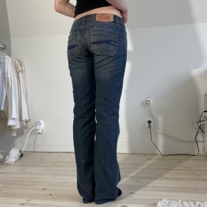 Lågmidjade jeans y2k  - Skitsnygga lågmidjade jeans från Colcci Jeanswear, står storlek EUR 38 men passar ensligt mig S. Mått: innerben 83 cm, midja 39x2 cm. Så snygga men behöver pengarna. Köps via Swish eller köp nu 💋