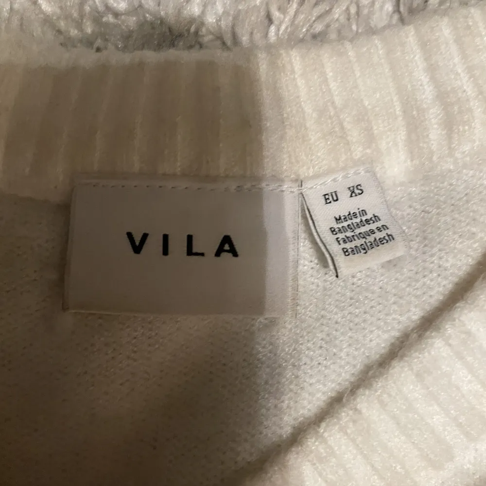 En jättefin vit stickad tröja från vila!❤️  storlek Xs men skulle säga att den passar som S också! 💓Nypris: 329kr. Stickat.