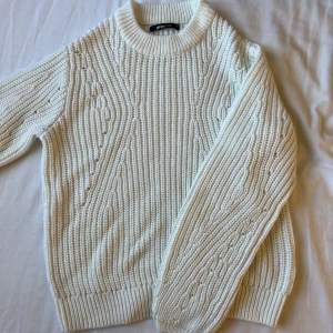 Stickad tröja  - Vit stickad tröja, storlek xs. Använd fåtal gånger.