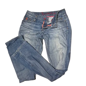💓Vintage jeans med rosa detaljer💓 - Midjemått 39 cm, innerben 73 cm Superfina vintage lowwaist lite utsvängda (straight leg) jeans💕 sitter superbra på kroppen och rumpan. Är i gott skick. Skulle uppskatta storleken till 36  budgivning ifall flera intresserade 🐉💗
