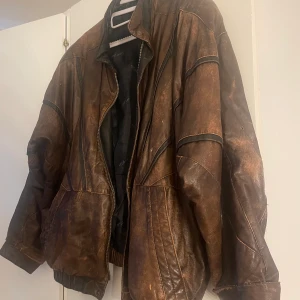 Läder jacka - En mörkbrun läderjacka i bra skick! Den kan passa S-L! Vintage mocka nappa!