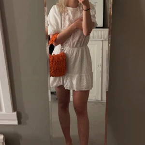 Klänning - Hur fin klänning? Perfekt studentklänning eller sommarklänning, väljer att sälja den då jag hittat en annan till studenten💕 Köpte den för 465kr så säljer den till ett bra pris (helt oanvänd). Köparen står för frakt