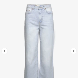 Idun straight gina tricot. - I nyskick. Har gjort en slits på insidan. Högmidjade. Har tyvärr blivit stora åt mig pga viktnedgång…