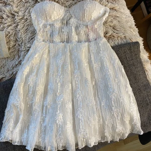 Student klänning - Säljer denna vackra student klänning som jag köpt utomlands för 900kr Garanterat att ingen kommer ha likadan!