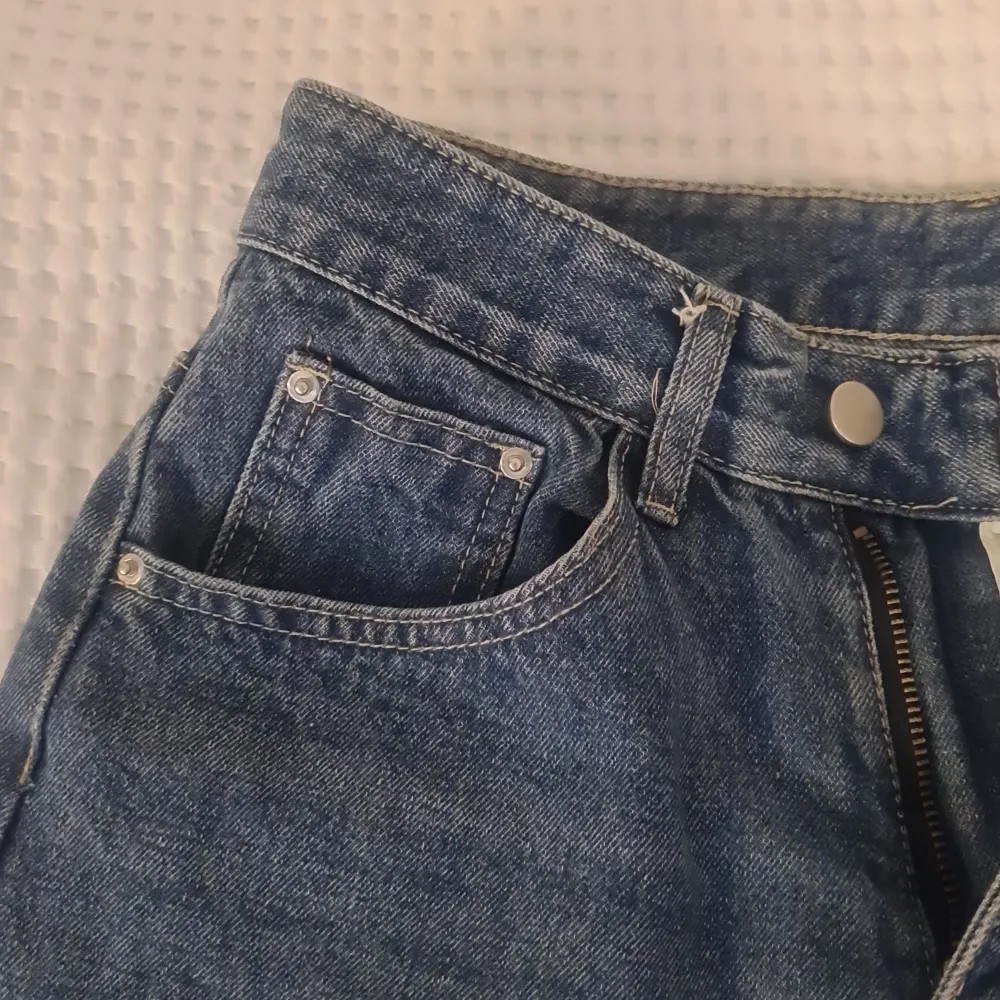 Säljer pga för liten storlek. Stl M men sitter som S. Från märket dazy . Jeans & Byxor.