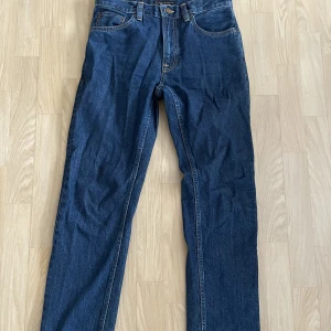 Nudie jeans - Ett par feta nudie jeans i bra skick. Kom privat för frågor Nypris 1200 Modell: gritty Jackson, dark space.  Sök upp modellen för att se passform osv.