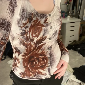 Topp/blus? - Är osäker på vad man ska kalla det men en söt topp, använder nästan aldrig🫶🏼 såhär sitter den på mig som en S/M