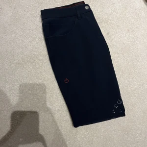 Cavalleria Toscana marinblå ridbyxor - Fina marinblåa/ mörkblåa halvskodda Cavalleria Toscana ridbyxor. Mycket fint skick, nästintill nyskick! Grippet är inte sprucket någonstans och fortfarande lite silikonigt. Storlek är IT 40, vilket är en svensk 36. Nypris 2599:-, mitt pris 1100