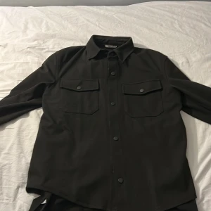 overshirt - säljer min overshirt från zara för 400kr. har använt den 2 gånger. storlek S(Small)
