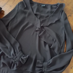 Blus - Blus från ginatricot med volang. Jättefin! Lite genomskinligt material! Väsldigt snygg!