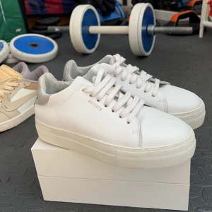 Arigato sneakers - Säljer ett par arigato sneakers åt min lillasyster storlek 36 knappt använda