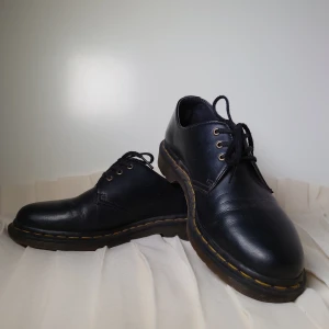 Veganska Dr Martens - Veganska, låga, Dr Martens i storlek 39. Lite använda och i fint skick, se bilder. Nypris 1800kr🌱