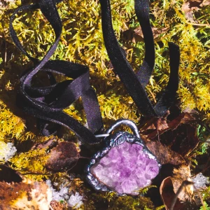 𝕸𝖎𝖑𝖐𝖞𝖜𝖆𝖞 - Ametist inbäddad i polymerlera med sametband🌑☄️🖤 Frakt ingår i priset! 