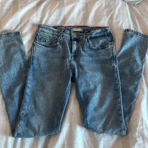 Ett par Tommy Hilfiger skinny jeans original pris 800 kr, inga fläckar eller hål storlek 164. Har knappt används.