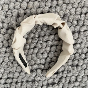 Diadem - Säljer detta JÄTTE FINA diadem eftersom det inte kommer till andväning. Den är aldrig andvänd och är i mycket bra skick. Priset kan diskuteras och köparen står för frakt.💗